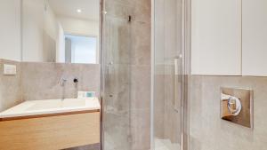 uma casa de banho com um chuveiro e um lavatório. em 162 Suite Benjamin - Superb apartment in Paris em Paris