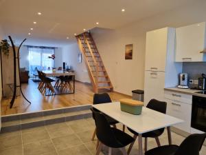 eine Küche und ein Wohnzimmer mit einem Tisch und Stühlen in der Unterkunft Gîte Montmédy, 3 pièces, 6 personnes - FR-1-585-78 in Montmédy