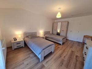 1 Schlafzimmer mit 2 Betten, einem Sofa und 2 Tischen in der Unterkunft Gîte Montmédy, 3 pièces, 6 personnes - FR-1-585-78 in Montmédy
