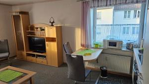 a living room with a desk and a window at Carmen's Ferienwohnung in Apelern