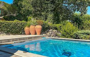 una piscina con algunas plantas y algunas macetas en Lovely Home In Lussan With Outdoor Swimming Pool, en Lussan