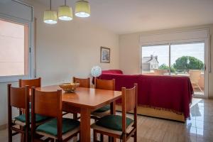 Χώρος καθιστικού στο AT130 Casa con piscina privada, aire acondicionado y garaje