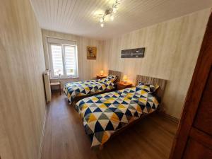 FranconvilleにあるGîte chaleureux sur une ferme en activité près de Nancy, idéal balades et proche commerces - FR-1-584-181のランプ2つが付いた部屋のベッド2台