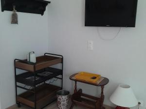 Televízia a/alebo spoločenská miestnosť v ubytovaní Gîte loft au bord de la Meuse avec jardin, terrasses et activités variées à Vilosnes-Haraumont - FR-1-585-81