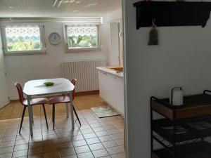 cocina con mesa, mesa pequeña y sillas en Gîte Vilosnes-Haraumont, 2 pièces, 2 personnes - FR-1-585-81 