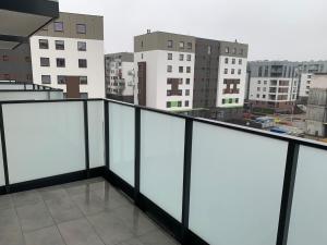 een balkon met uitzicht op sommige gebouwen bij Apartament Powstańców Warszawy 4E in Bydgoszcz