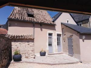 una casa antigua con un edificio de piedra con techo en Gîte Baugé en Anjou, 5 pièces, 6 personnes - FR-1-622-29 en Baugé