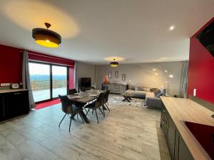 eine Küche und ein Wohnzimmer mit einem Tisch und Stühlen in der Unterkunft Gîte Cistrières, 3 pièces, 4 personnes - FR-1-582-345 