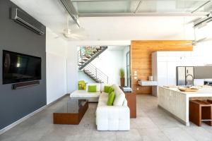 sala de estar con sofá blanco y cocina en Oceanside 3 Bedroom Luxury Villa with Private Pool, 500ft from Long Bay Beach -V2, en Providenciales
