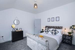 um quarto com uma cama e um sofá em Perfect for Contractors with on site parking em Brettell Lane