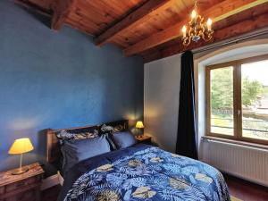 A bed or beds in a room at Gîte Craponne-sur-Arzon, 6 pièces, 10 personnes - FR-1-582-346