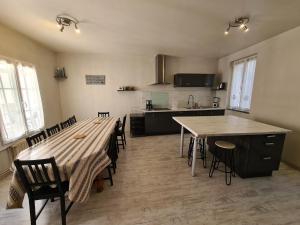 Kuchyňa alebo kuchynka v ubytovaní Maison de ville cosy à Orléans avec parking, proche commerces et loisirs - FR-1-590-245