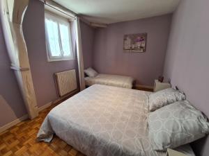 Posteľ alebo postele v izbe v ubytovaní Maison de ville cosy à Orléans avec parking, proche commerces et loisirs - FR-1-590-245