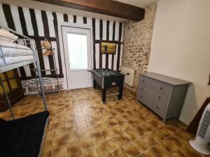 Kuchyňa alebo kuchynka v ubytovaní Maison de ville cosy à Orléans avec parking, proche commerces et loisirs - FR-1-590-245