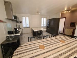 Kuchyňa alebo kuchynka v ubytovaní Maison de ville cosy à Orléans avec parking, proche commerces et loisirs - FR-1-590-245