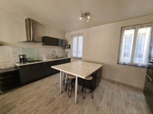 Kuchyňa alebo kuchynka v ubytovaní Maison de ville cosy à Orléans avec parking, proche commerces et loisirs - FR-1-590-245