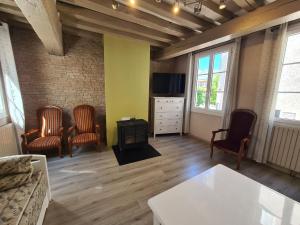 Televízia a/alebo spoločenská miestnosť v ubytovaní Maison de ville cosy à Orléans avec parking, proche commerces et loisirs - FR-1-590-245