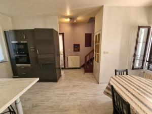 Kuchyňa alebo kuchynka v ubytovaní Maison de ville cosy à Orléans avec parking, proche commerces et loisirs - FR-1-590-245