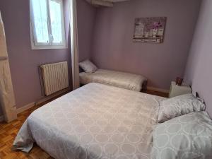 Posteľ alebo postele v izbe v ubytovaní Maison de ville cosy à Orléans avec parking, proche commerces et loisirs - FR-1-590-245