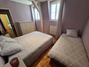 Posteľ alebo postele v izbe v ubytovaní Maison de ville cosy à Orléans avec parking, proche commerces et loisirs - FR-1-590-245
