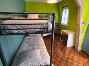 - 2 lits superposés dans un dortoir aux murs verts dans l'établissement Gîte Orléans, 5 pièces, 12 personnes - FR-1-590-245, à Orléans