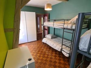 Posteľ alebo postele v izbe v ubytovaní Maison de ville cosy à Orléans avec parking, proche commerces et loisirs - FR-1-590-245