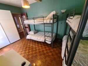 Posteľ alebo postele v izbe v ubytovaní Maison de ville cosy à Orléans avec parking, proche commerces et loisirs - FR-1-590-245