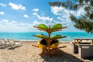 Una silla de playa con un montón de plátanos. en Beachside 3 Bedroom Villa with Pool and Resort Amenities - White Villas - v4, en Providenciales