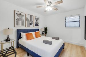 a bedroom with a bed and a ceiling fan at Cozy 4 bedroom home with hot tub galleria location in Dallas
