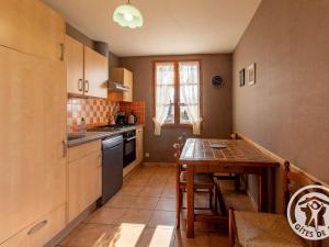 Kuchyňa alebo kuchynka v ubytovaní Gîte familial près de la Loire avec grand jardin, parking privé, proche Saumur et activités nautiques - FR-1-622-40
