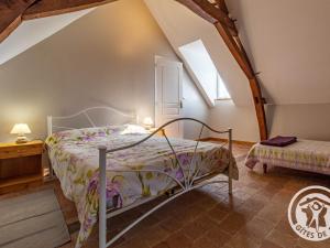 Posteľ alebo postele v izbe v ubytovaní Gîte familial près de la Loire avec grand jardin, parking privé, proche Saumur et activités nautiques - FR-1-622-40
