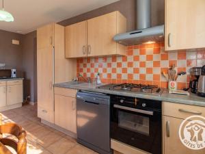 Kuchyňa alebo kuchynka v ubytovaní Gîte familial près de la Loire avec grand jardin, parking privé, proche Saumur et activités nautiques - FR-1-622-40
