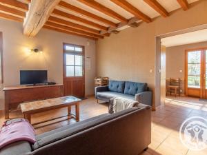 Televízia a/alebo spoločenská miestnosť v ubytovaní Gîte familial près de la Loire avec grand jardin, parking privé, proche Saumur et activités nautiques - FR-1-622-40