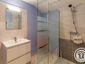 Kúpeľňa v ubytovaní Gîte familial près de la Loire avec grand jardin, parking privé, proche Saumur et activités nautiques - FR-1-622-40 + 23 fotografií