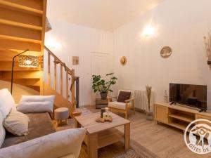 a living room with a couch and a tv at Gîte Tiercé, 3 pièces, 4 personnes - FR-1-622-44 in Tiercé