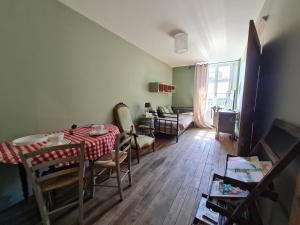 a dining room with a table and chairs in a room at Escapade de charme près de Verdun : cocon pour 2 personnes avec cuisine équipée et balades à proximité - FR-1-585-85 in Souilly