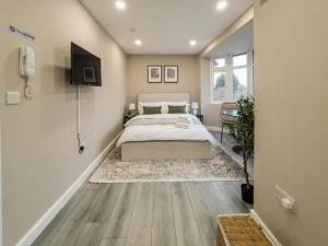 Ein Bett oder Betten in einem Zimmer der Unterkunft Private double bedroom with bathroom and amenities