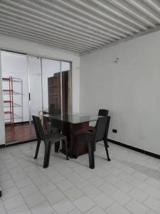 uma mesa preta e cadeiras num quarto em Casa al sur de Cali - Parqueadero Privado em Cali