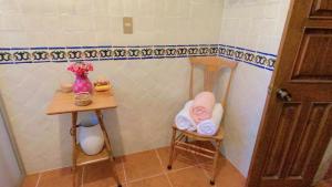 HuichapanにあるHacienda de Comodejéの小さなバスルーム(テーブル2台、壁にタオル付)