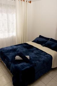 a bedroom with a blue blanket on a bed at Apartamento cerca centro bogota in Bogotá