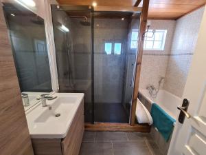 Kúpeľňa v ubytovaní Gîte cosy près d'Orléans avec jardin, parking, et équipements complets - FR-1-590-252