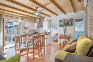 cocina y sala de estar con mesa y sillas en Casa Rural Nacimiento 1, en Benaoján