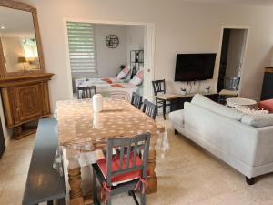 ein Wohnzimmer mit einem Tisch und einem Sofa in der Unterkunft Gîte Artenay, 5 pièces, 10 personnes - FR-1-590-255 in Artenay