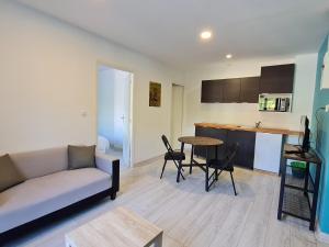 a living room with a couch and a table at Escapade Nature au Parc de Lorraine - Gîte Lumineux pour 2-4 Pers, Activités & Détente - FR-1-585-91 in Lacroix-sur-Meuse