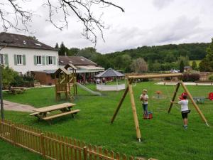 a group of children playing on a playground at Escapade Nature au Parc de Lorraine - Gîte Lumineux pour 2-4 Pers, Activités & Détente - FR-1-585-91 in Lacroix-sur-Meuse