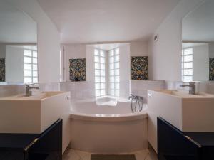een grote badkamer met 2 wastafels en een bad bij Cosy Triplex 120M2 Terrasse au Panier vue Major Vieux Port 7 couchages in Marseille