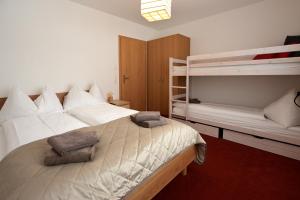 a bedroom with two bunk beds and a bed at Valletta in Arosa