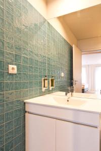 Ένα μπάνιο στο RVA - Gustave Eiffel Apartments