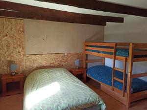 Posteľ alebo postele v izbe v ubytovaní Gîte Authentique pour 6 Pers. avec Cheminée à Proximité de Vittel et Activités Nature - FR-1-589-427