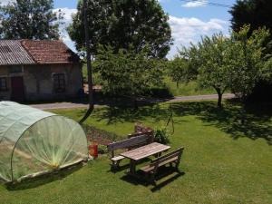 Vonkajšia záhrada v ubytovaní Gîte Authentique pour 6 Pers. avec Cheminée à Proximité de Vittel et Activités Nature - FR-1-589-427